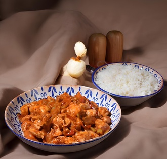 Domdom Ali'nin Cesur Tavuğu (Acı Soslu Tavuk & Pirinç Pilavı) görseli