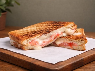 Domatesli Peynirli Tost görseli