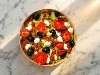 Pesto Soslu Mozzarellalı Salata görseli