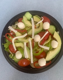 Avokadolu Mozzerallalı Salata görseli