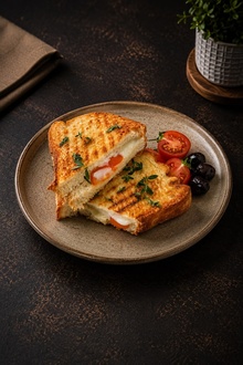 Ayvalık Ekemeğine Beyaz Peynirli Tost görseli