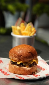 Monkeys Cheeseburger görseli