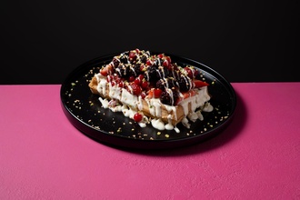 Kırmızı Beyaz Waffle (2 Kişilik) görseli