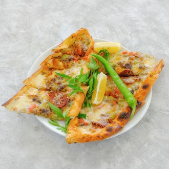Kaşarlı Sosisli Pide görseli