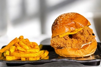 Dijon Honey Chicken Burger görseli