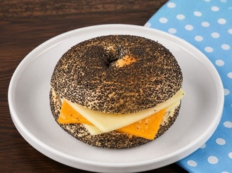 Haşhaşlı Dört Peynirli Bagel Sandviç görseli