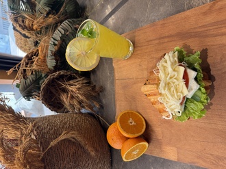Pesto Soslu Kruvassan Sandviç görseli