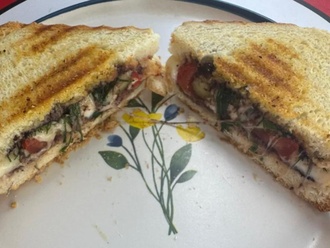 Zeytin Ezmeli Kare Tost görseli