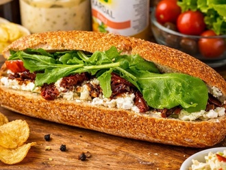 İtalyan Caprese Deluxe Sandviç görseli