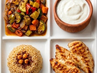 Izgara Tavuk Sebzeli Bulgur Pilavı Ve Yoğurt görseli
