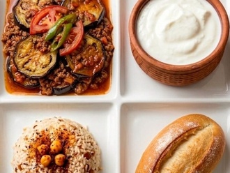 Patlıcan Musakka & Pirinç Pilavı & Yoğurt görseli