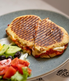 Bazlama Ekmek Arası Kaşarlı Tost görseli