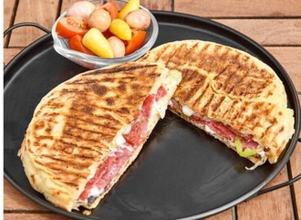 Bazlama Ekmek Arası Karışık Tost görseli