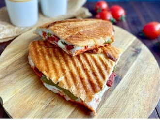 Yarım Ekmek Arası Sucuklu Tost görseli