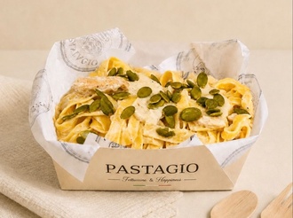 Fettuccine Alfredo Con Pollo görseli