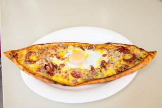 Sucuklu Yumurtalı Pide görseli