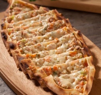 Tavuklu Kaşarlı Pide görseli