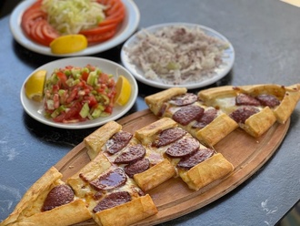 Kaşarlı Sucuklu Pide görseli