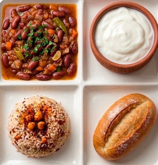Barbunya Pilaki Pirinç Pilavı Ve Yoğurt görseli