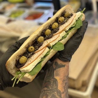 Akdeniz Sando Sandviç-ezine Beyaz Peyniri,yeşil Zeytin,siyah Zeytin Ezmesi,füme Hindi,kekik,roka görseli