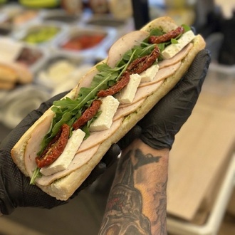 Sando Pesto Bee Sandviç-hindi Füme, Pesto Sos, Ezine Beyaz Peynir,kuru Domates,roka görseli