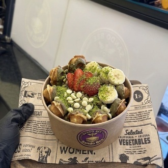 Kovada Fıstık Waffle-muz,çilek,antep Fıstıklı Sos,beyaz Çikolata,toz Antep Fıstığı,fıstık Parçacık görseli