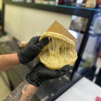 Bazlama Kaşarlı Tost görseli