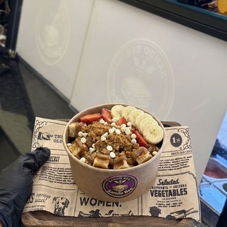 Kovada Karamel Waffle-muz, Çilek,karamel Sos,bisküvi Kırıntısı,beyaz Çikolata,çikolata Parçacıkları görseli