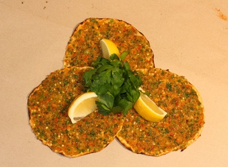 Antep Usulü Kaşarlı Lahmacun görseli