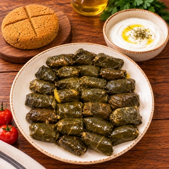 Yoğurtlu Etli Karalahana Sarması & Mısır Ekmeği (Glütensiz) görseli