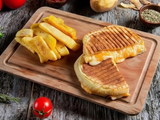 Üç Peynirli Bazlama Tost görseli