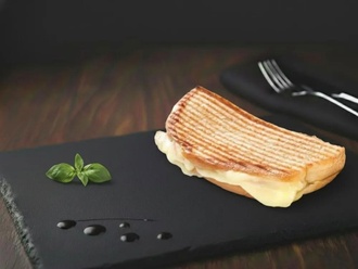 Ayvalık Ekmeğine Kaşarlı Tost görseli