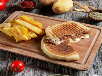 Kavurma Kaşarlı Bazlama Tost görseli