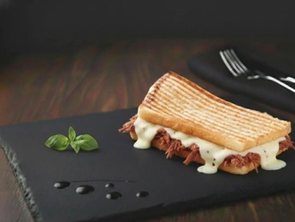 Ayvalık Ekmeğine Kavurma Kaşarlı Tost görseli