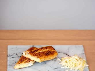 Çeyrek Kaşarlı Tost (15 Cm.) görseli