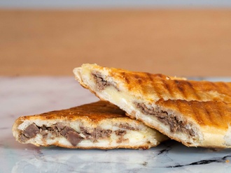 Çeyrek Cheddarlı Kavurma Tost görseli