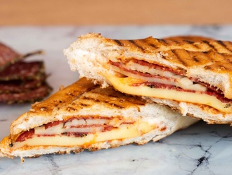 Çeyrek Ekmek Arası Sucuklu Tost (15 Cm.) görseli