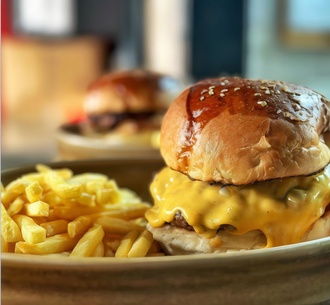 Cheeseburger & Patates Kızartması görseli