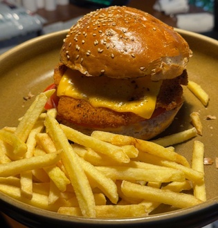 Crispy Chicken Burger & Patates Kızartması görseli