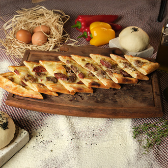Sucuklu Kaşarlı Yumurtalı Pide görseli