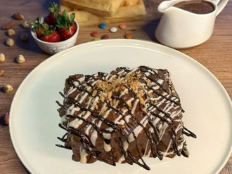 Çilekli Muzlu Waffle (Orta) görseli