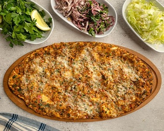 Acısız Kıymalı Kaşarlı Lahmacun görseli