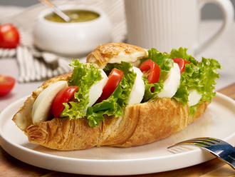 Kruvasan Sandviç Mozarella Peynirli görseli