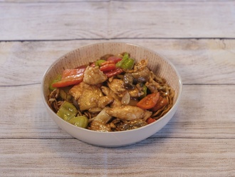 Sebzeli Erişte Üstü & Thai Usulü Kaju Fıstıklı Tavuk görseli