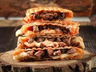 Yarım Ekmek Arası Kavurmalı Kaşarlı Tost görseli