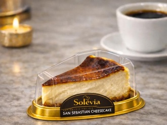 San Sebastian Cheesecake (Sütlü Belçika Çikolata Sos Seçeneği , Üçgen Dilim) görseli