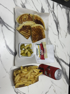Sucuklu Kaşarlı Bazlama Tost Menü + Coca Cola (330 Ml) görseli