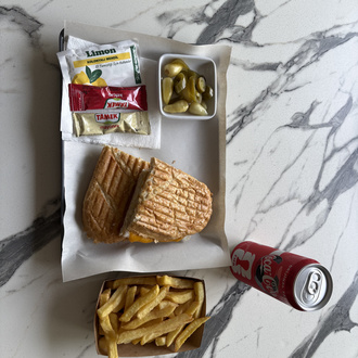 Sucuklu Kaşarlı Tost Menü + Coca Cola (330 Ml) görseli