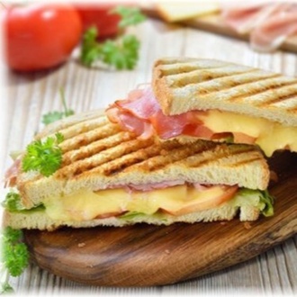 Ayvalık Ekmeğine Hindi Füme Kaşar Peynirli Tost görseli
