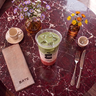 Strawberry Matcha Latte görseli